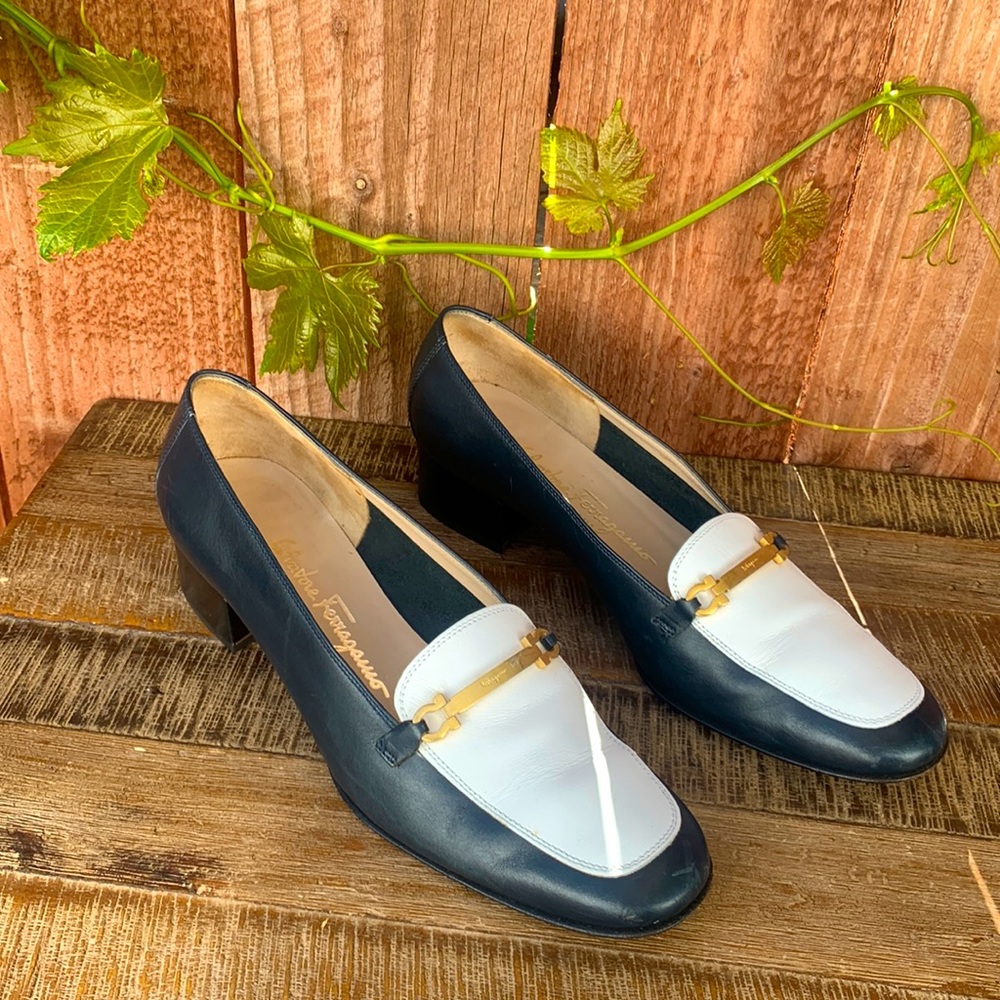 Salvatore Ferragamo boutique made in Italy navy blue and white heeled loafer sz8